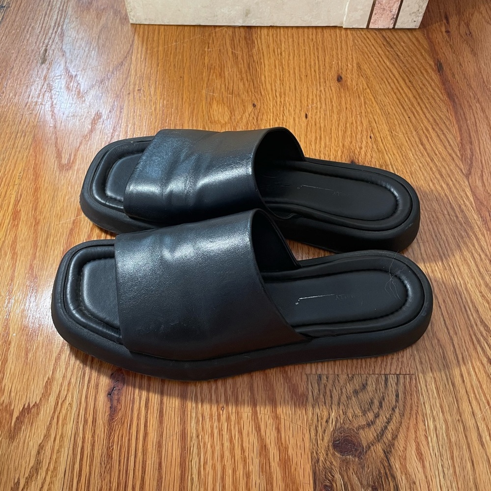 Intentionally Blank Leather Slide Sandala